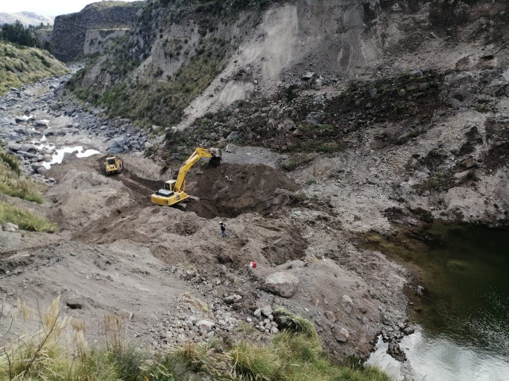 Intensifican trabajos en el río Colca para reabrir el drenaje