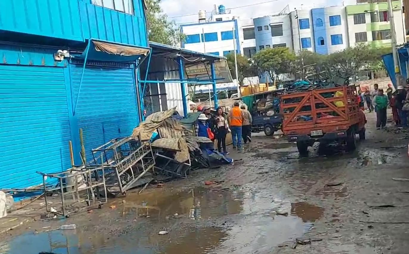 Incendio acaba con una decena de puestos de venta en mercadillo