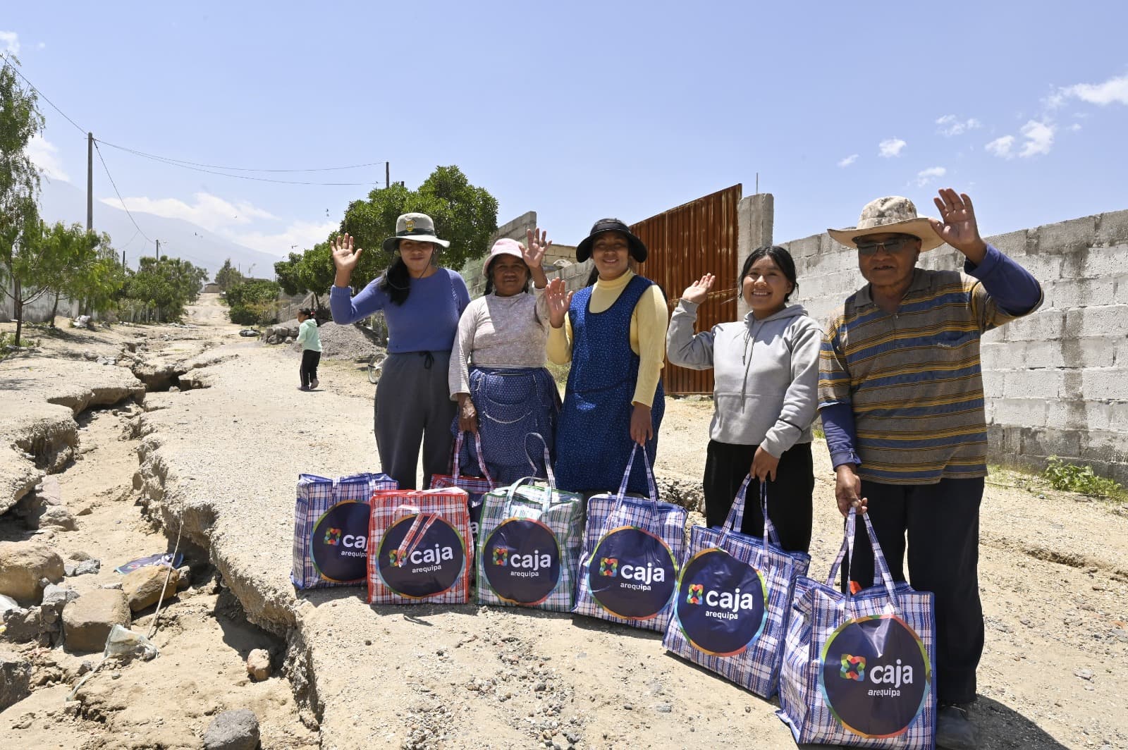 Familias de Alto Cayma reciben el apoyo de voluntarios de Caja Arequipa