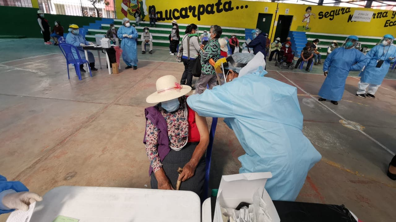 Arequipa: se aplicó el 97 % de segundas dosis programadas a adultos mayores