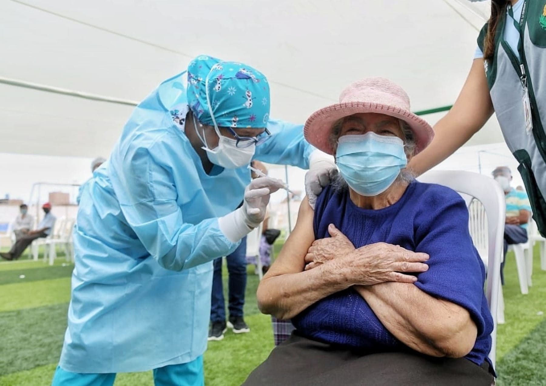 Mayores de 50 años deben tener las tres dosis