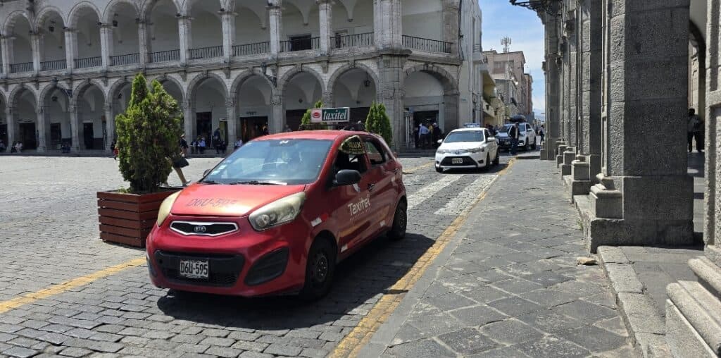 Taxistas convocan a una marcha rodante por ordenanza de plaqueo