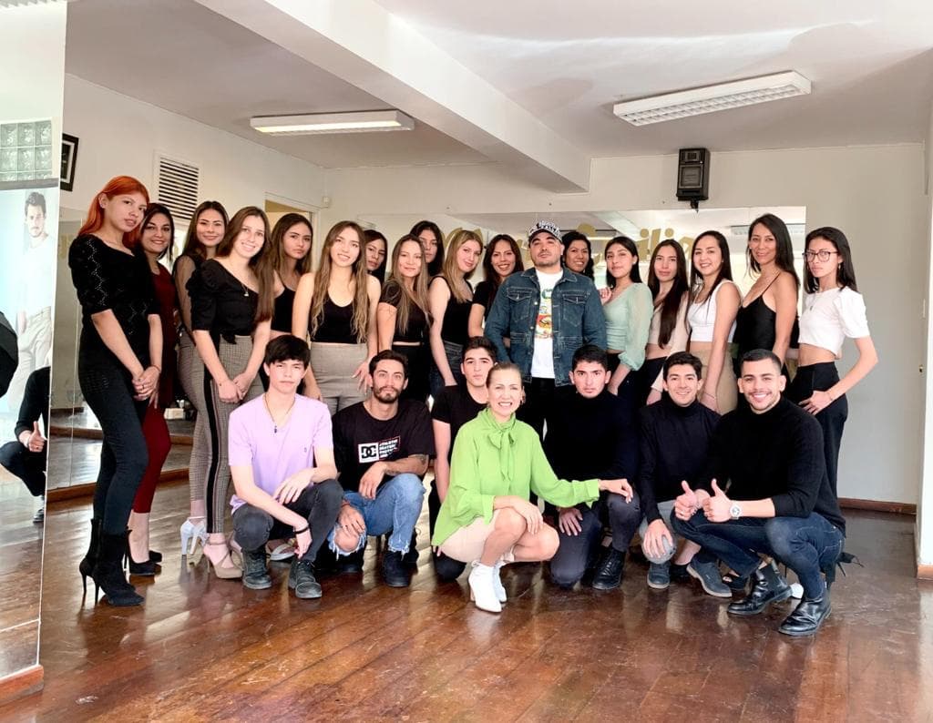 Con desfile de modas recaudan recursos para equipos médicos