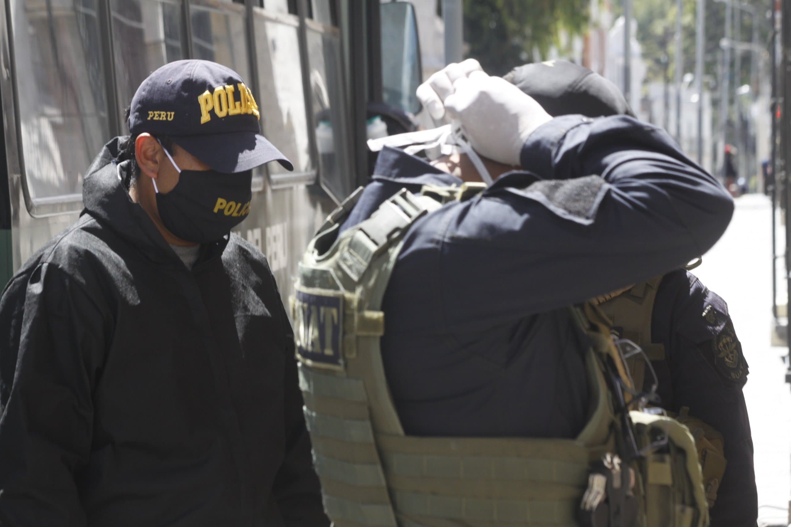 Separan a 5 policías detenidos durante el estado de emergencia