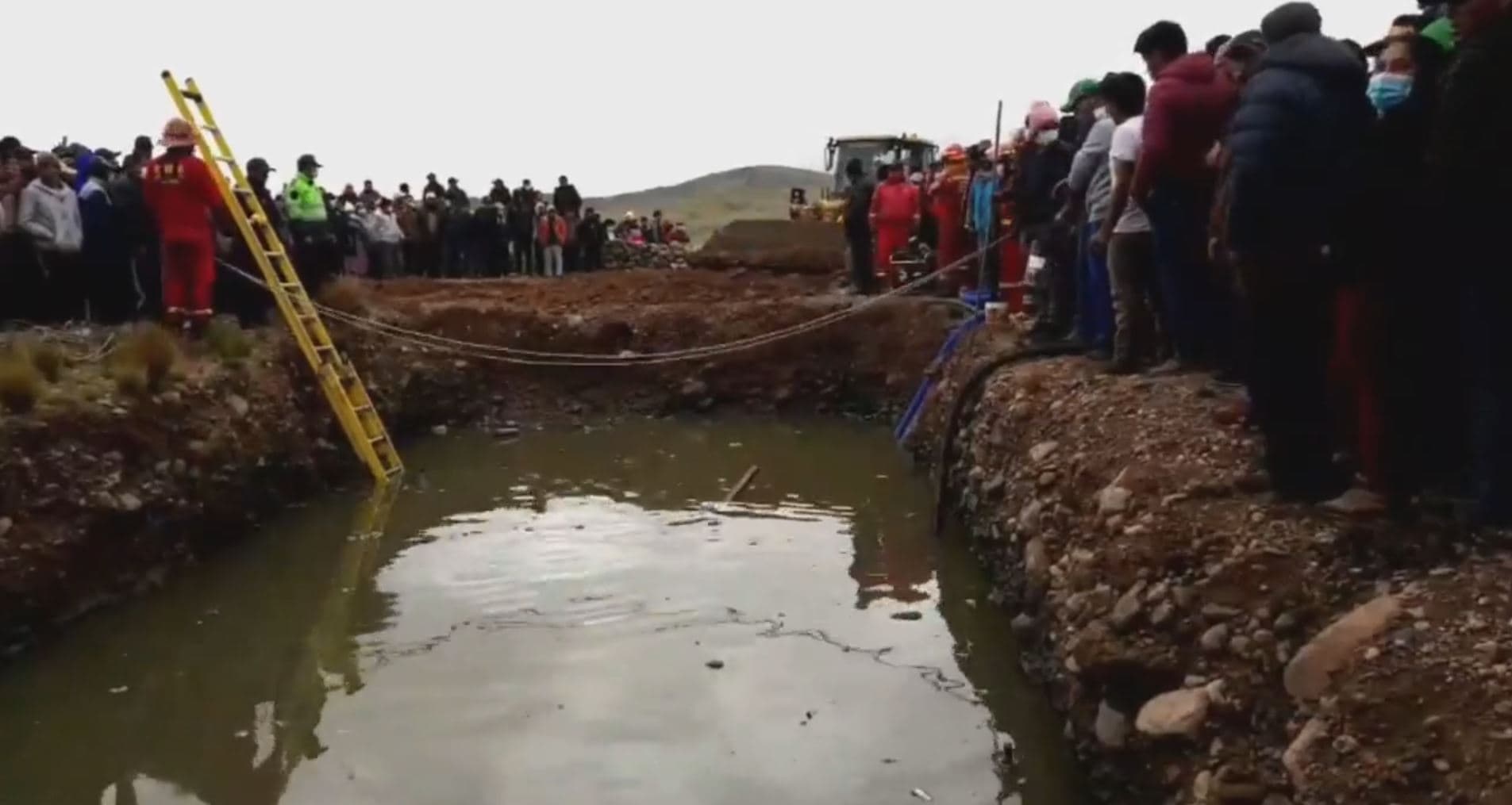 Vehículo cae en pozo de aguas residuales