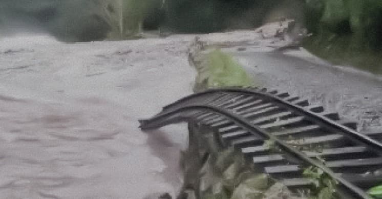 Huaico destruye tramo de vía férrea en ruta a Machu Picchu