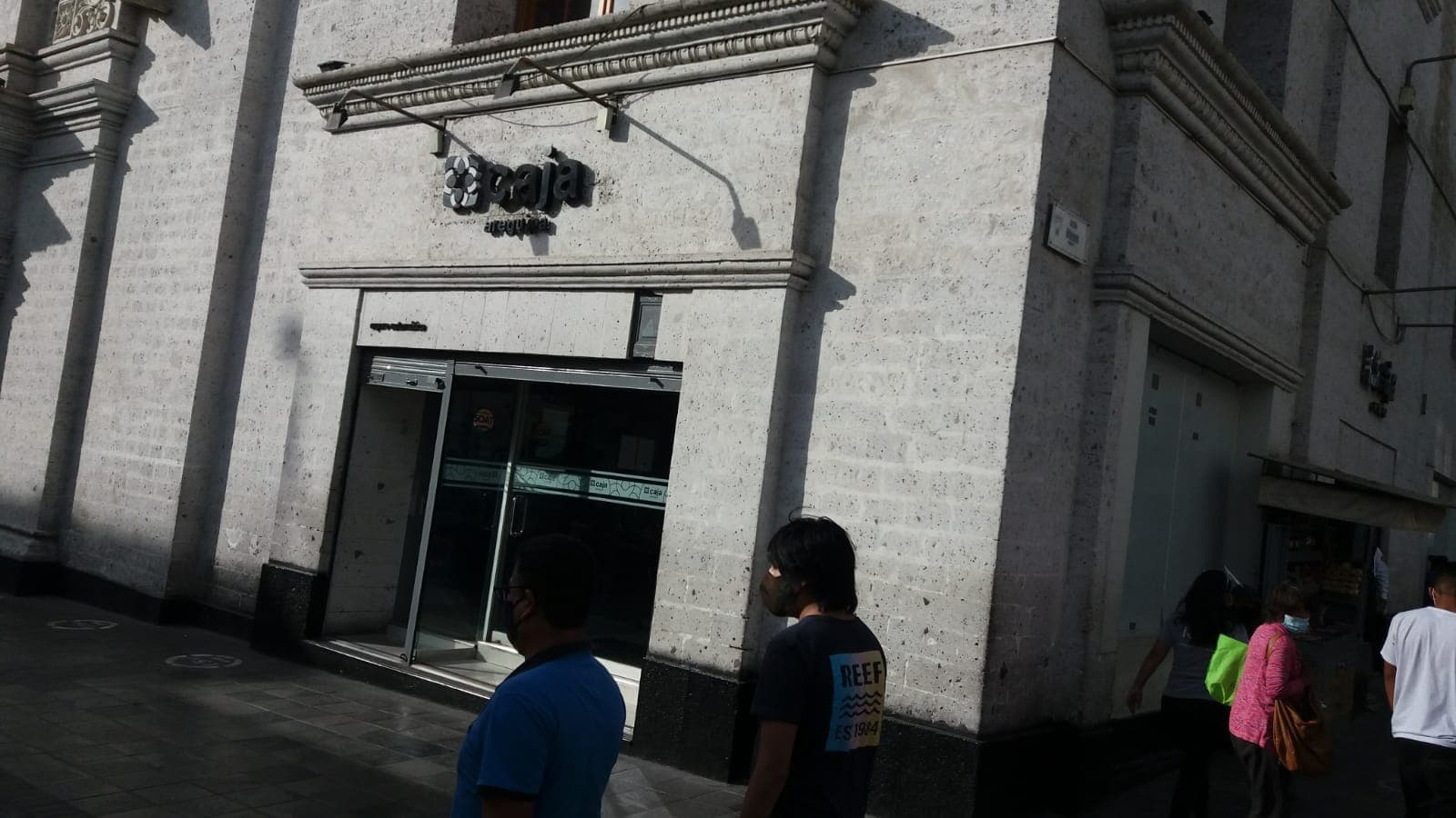 Caja Municipal y Emecsa en controversias por locales