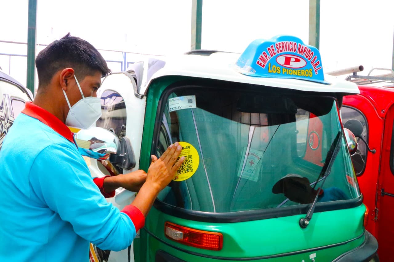 Entrega credencial QR y Fotocheck a mototaxistas