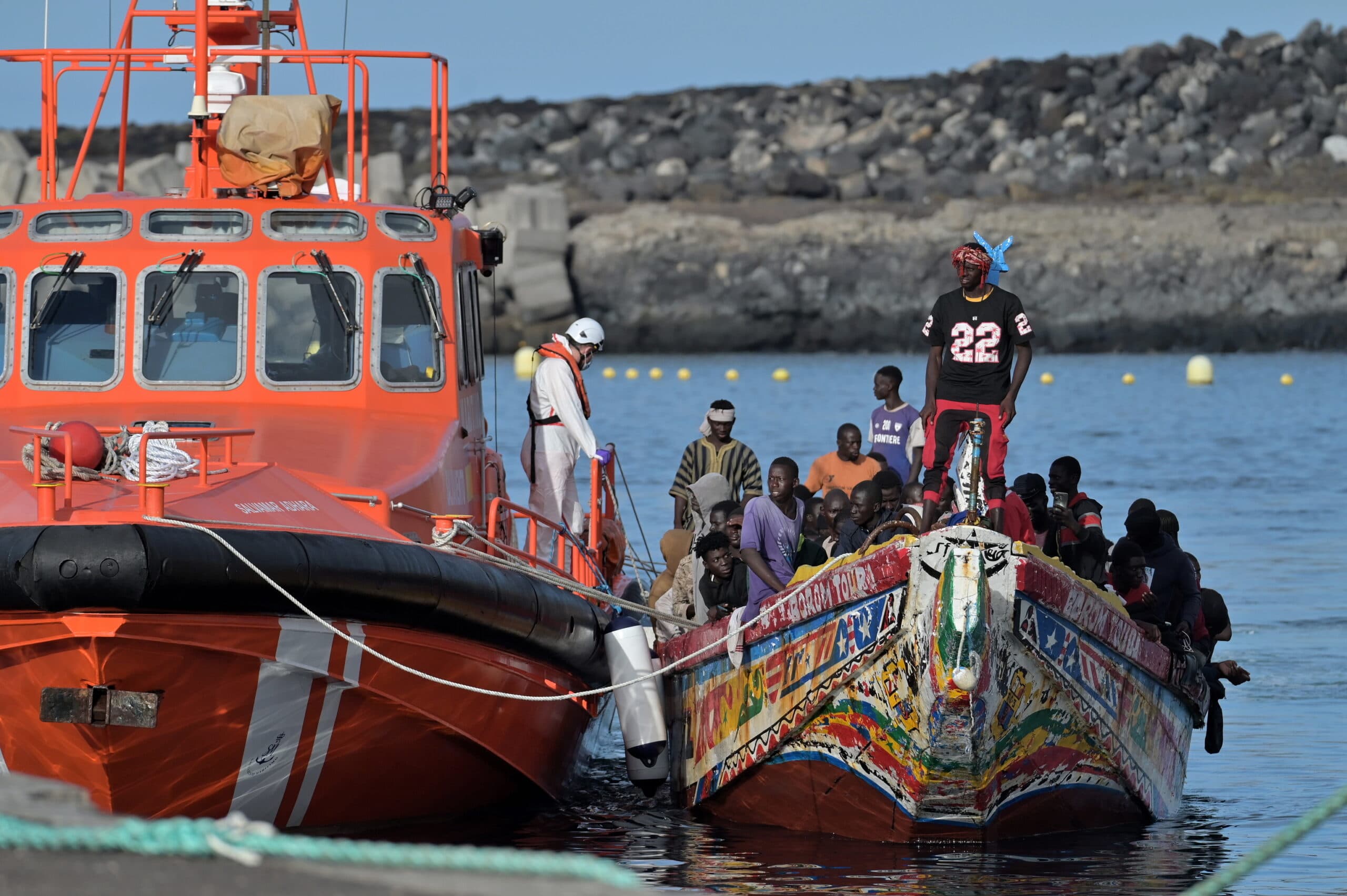 España aprueba regularizar a medio millón de inmigrantes