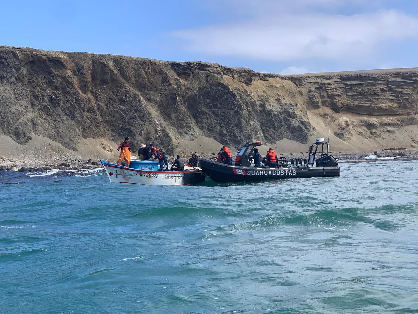 Más de una tonelada de erizos rojos devueltos al mar de Ica