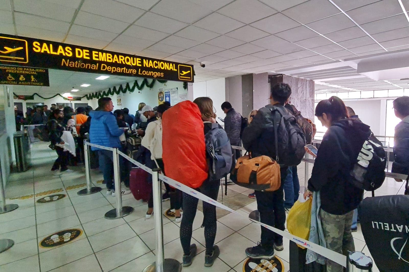 Pasajes aéreos suben de precio por bloqueo de mineros en vías