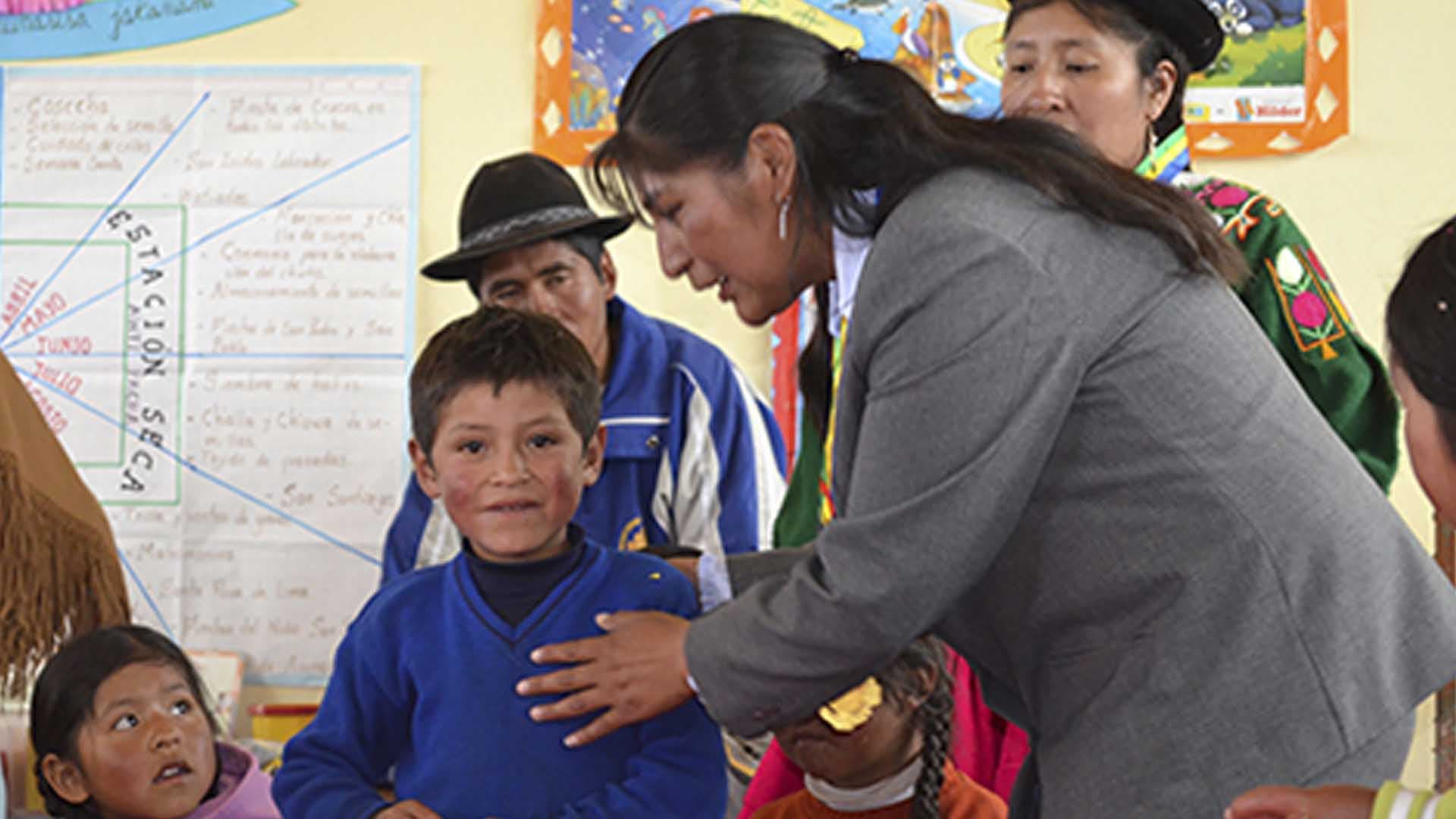 Gobierno evalúa incluir a los profesores rurales en el padrón de vacunación