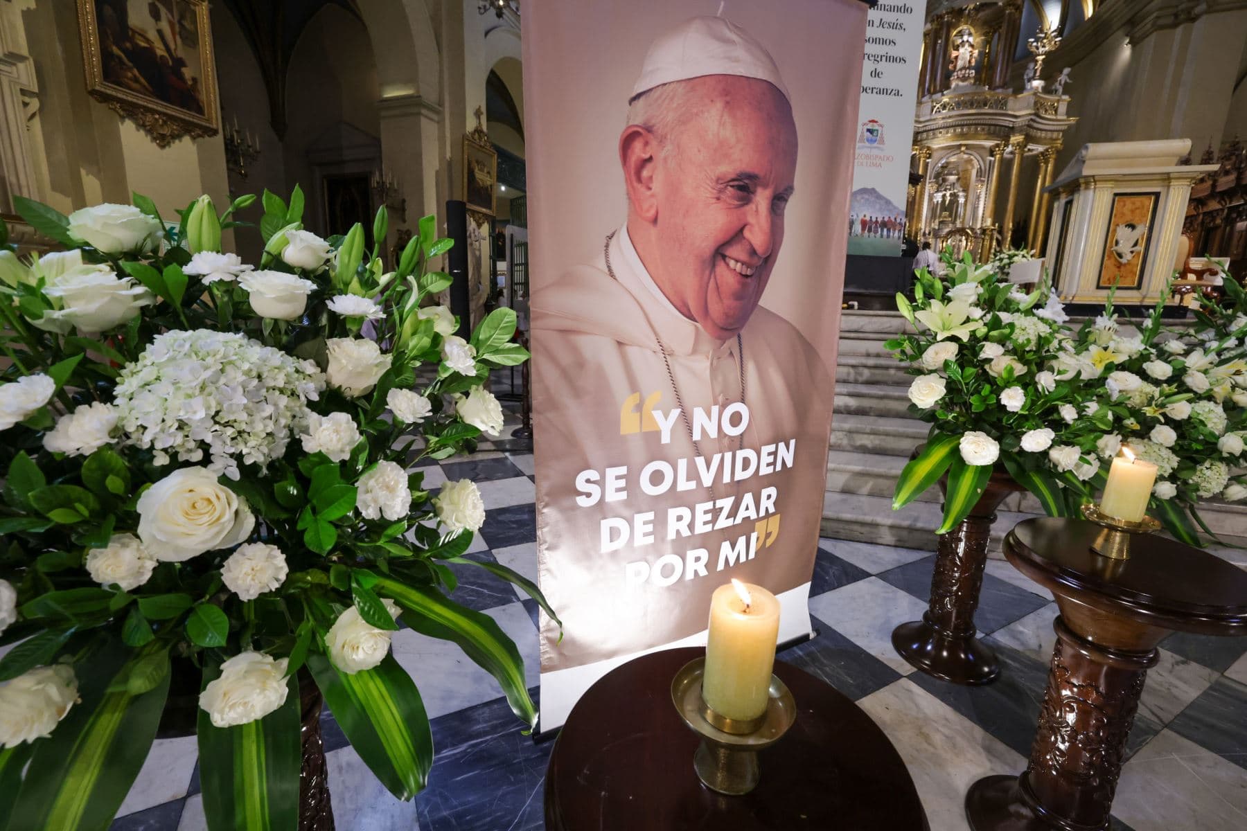 Dina Boluarte presidió homenaje póstumo para el papa Francisco