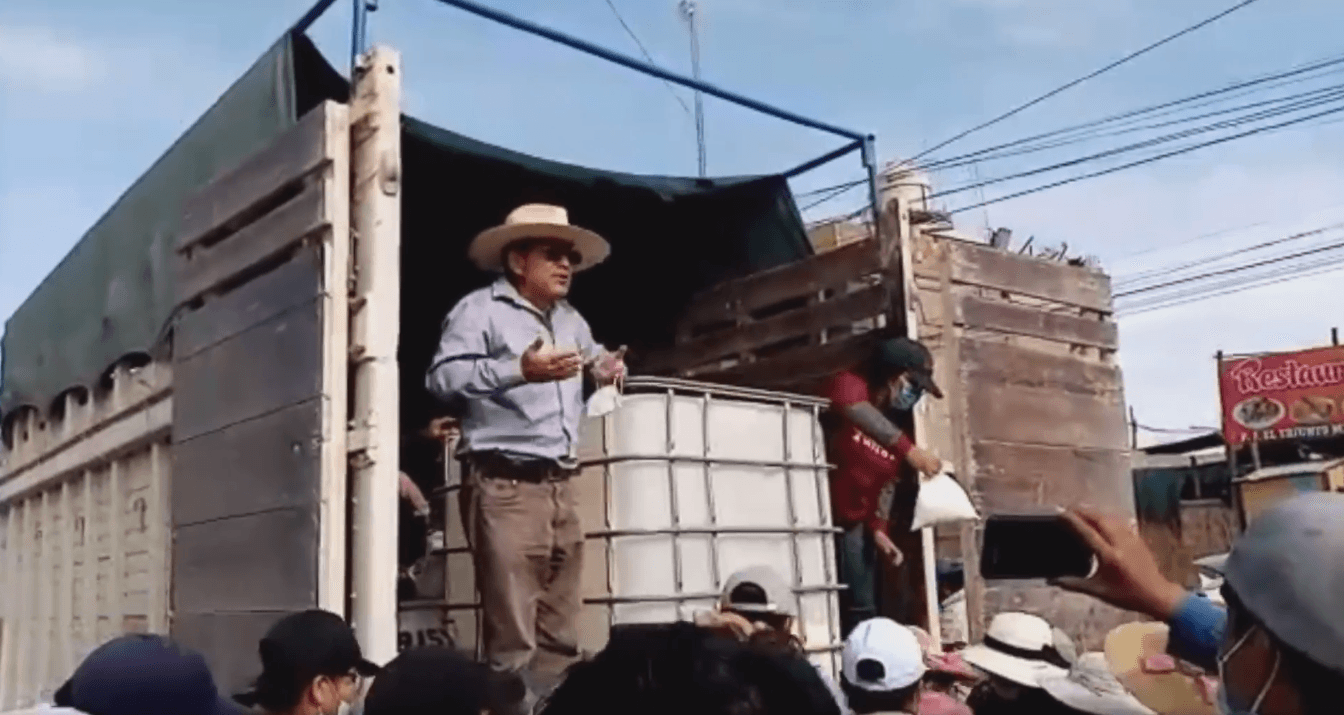 Buena acción: Ganaderos regalan leche en La Joya