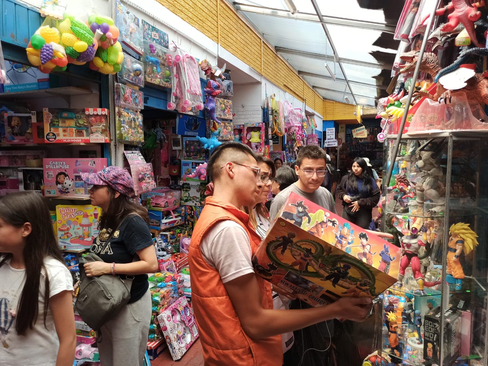 Zonas comerciales abarrotadas debido a compras navideñas