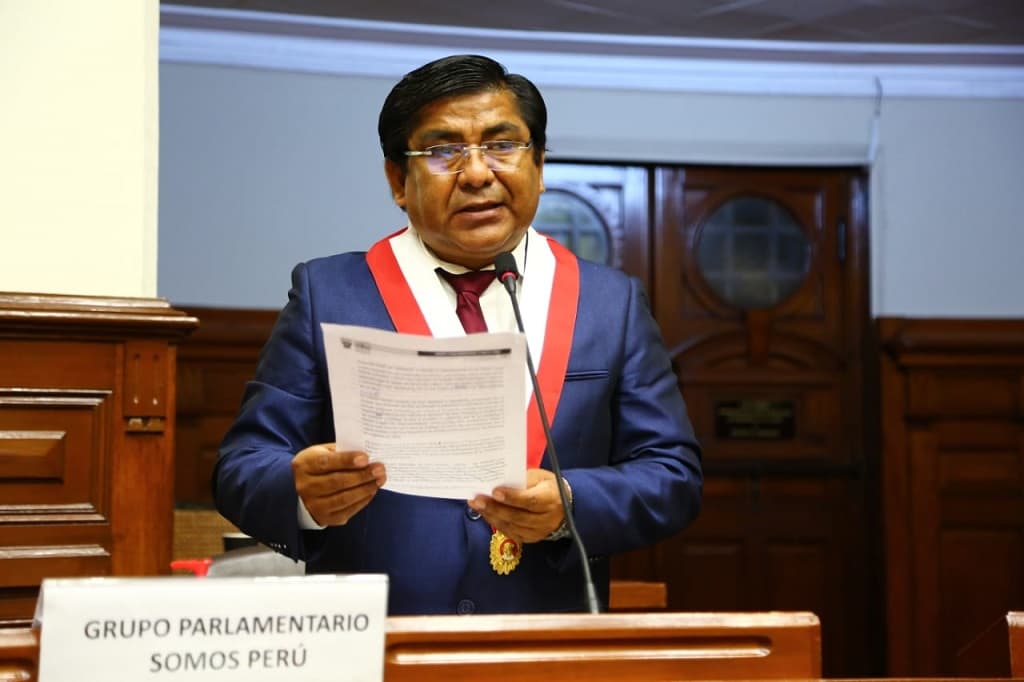 Docentes sin título o cesados no podrán volver a las aulas