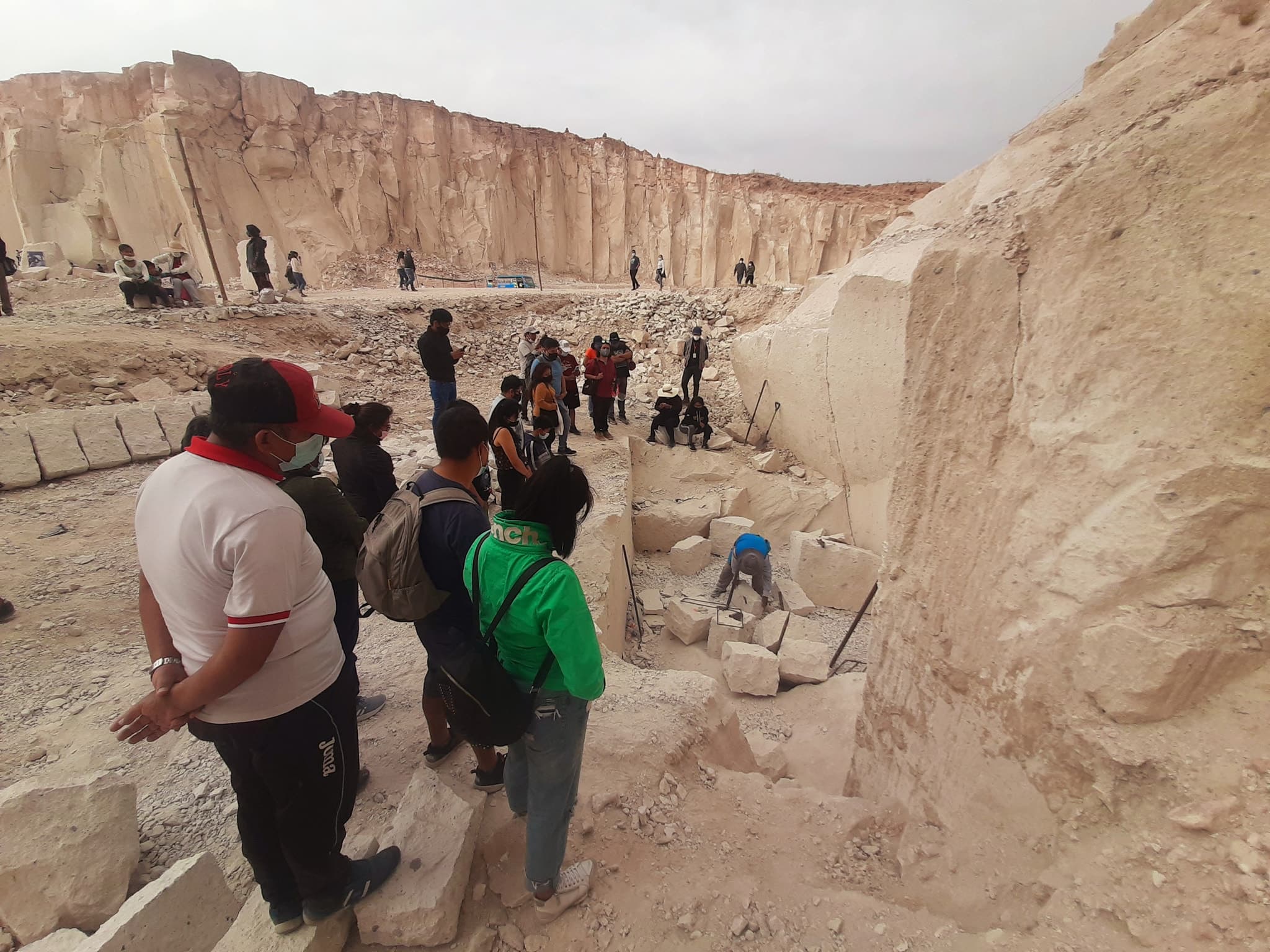 Ruta del Sillar: tallan mural sobre proceso eruptivo del Chachani