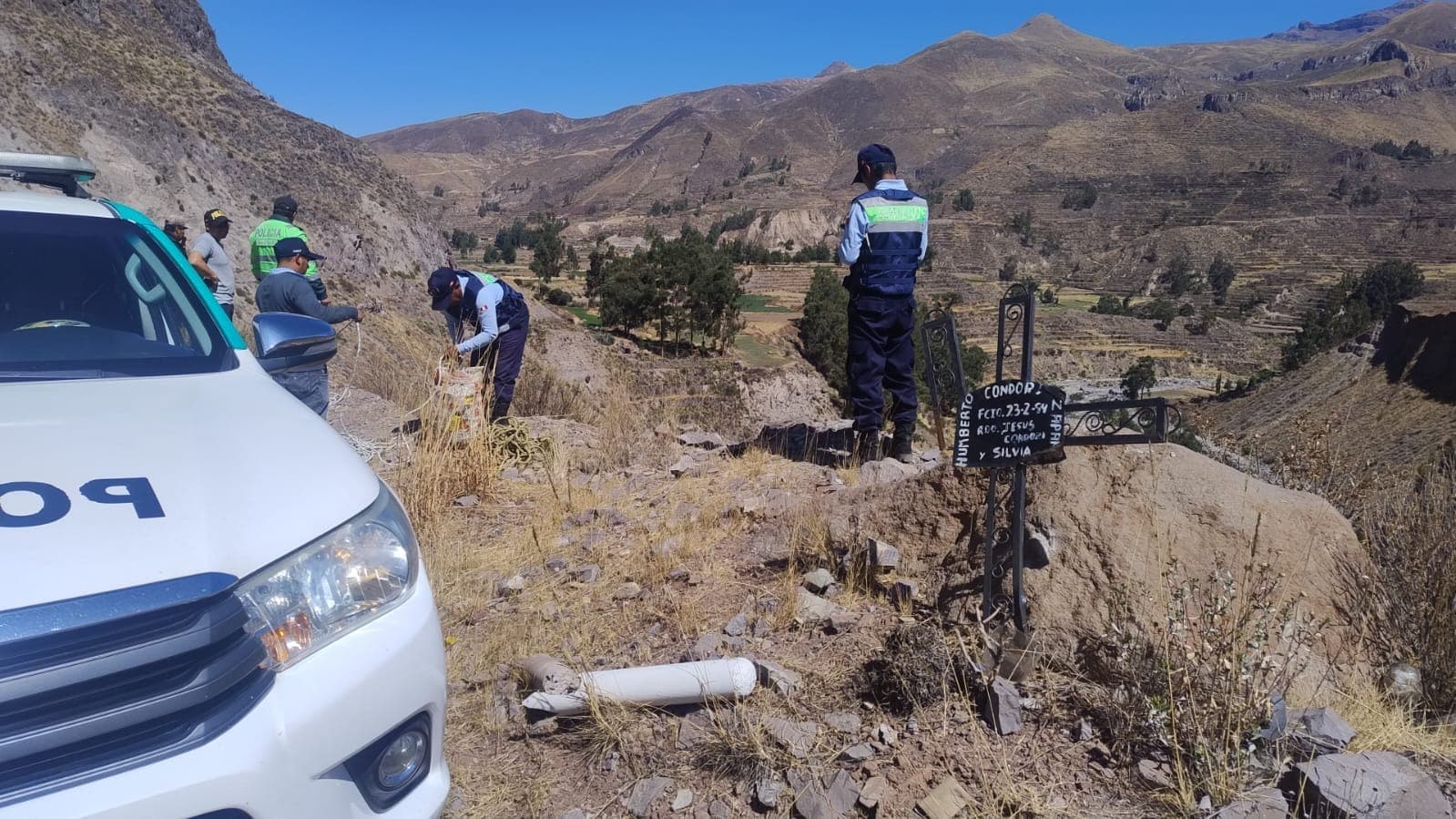 Dos jóvenes a bordo de una moto mueren tras caer al abismo