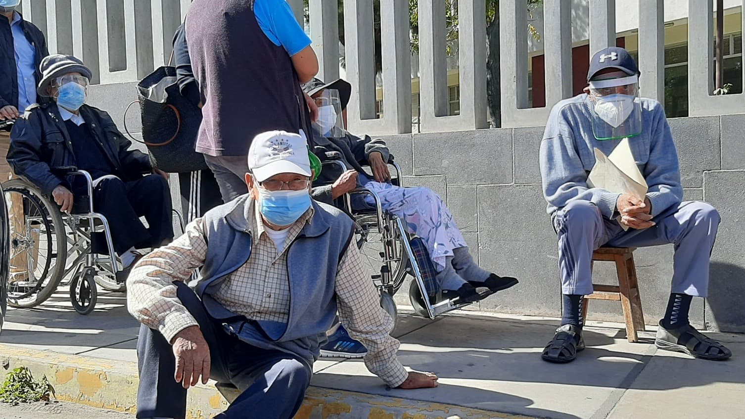 Arequipa: se presentan largas colas en los puntos de vacunación