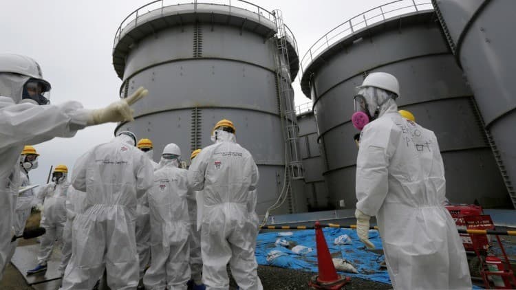 China desafía a funcionario japonés a tomar agua radioactiva de Fukushima