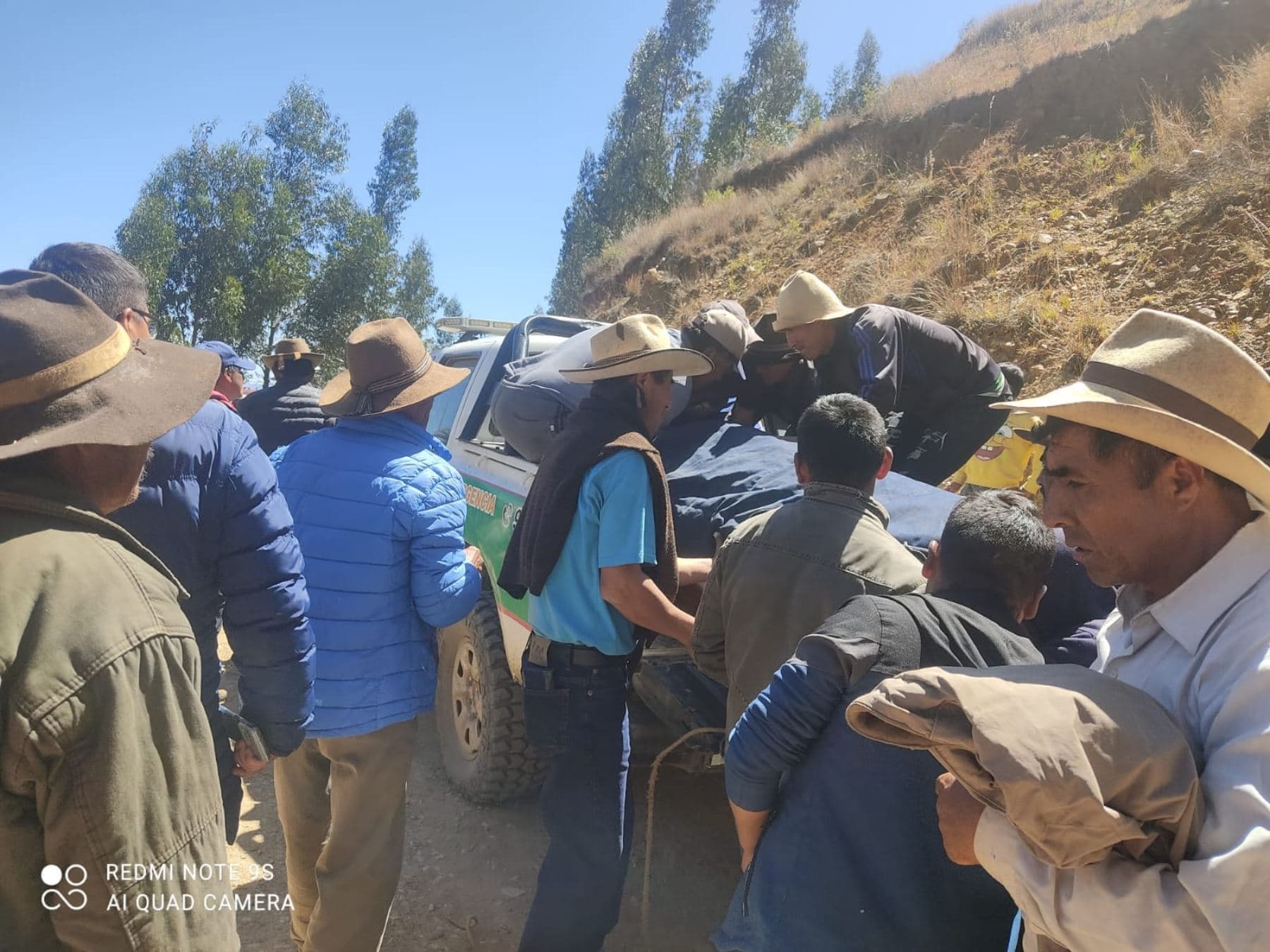 Caída de vehículo a un abismo deja tres muertos y un herido