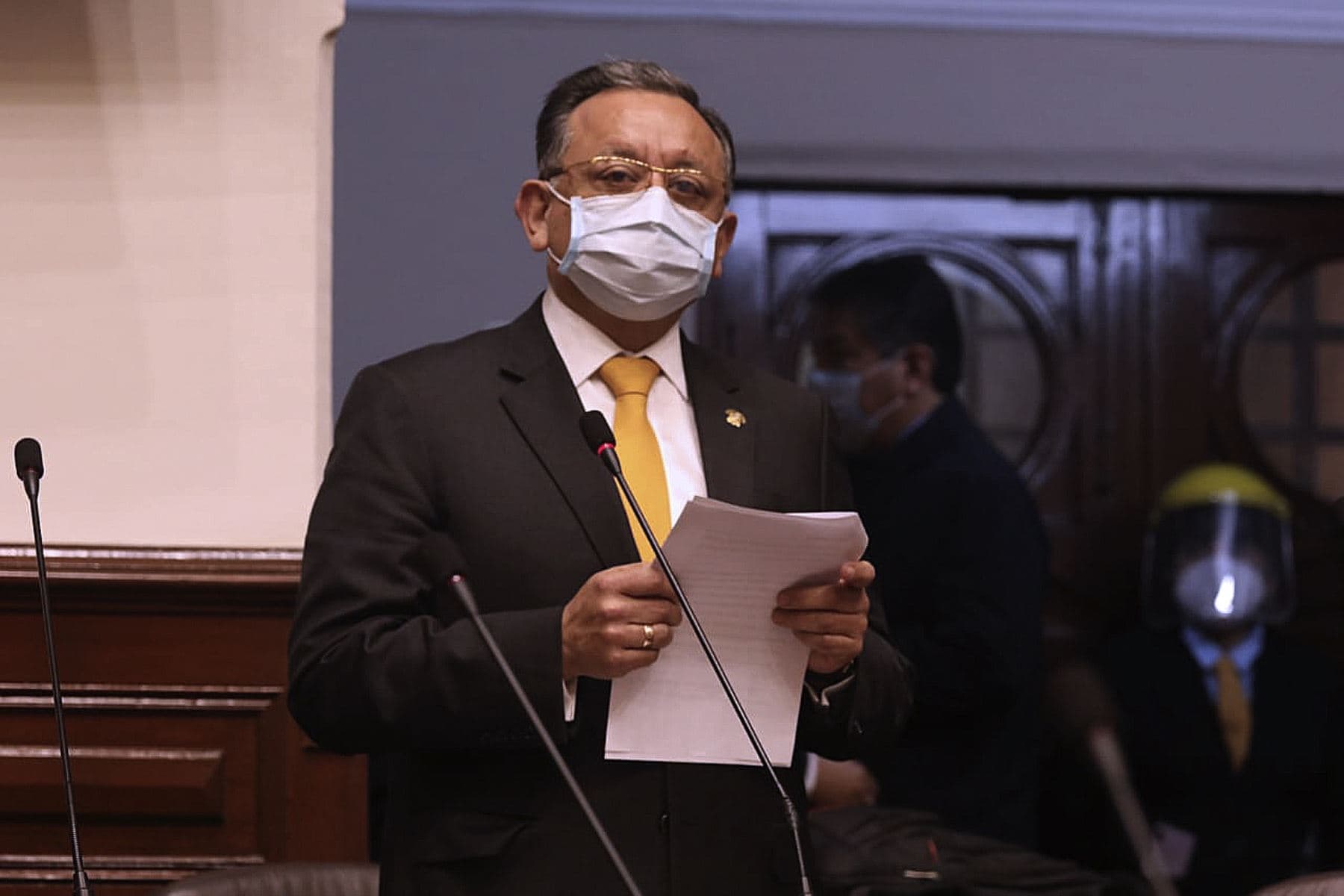 Edgar Alarcón denuncia mal uso de presupuestos