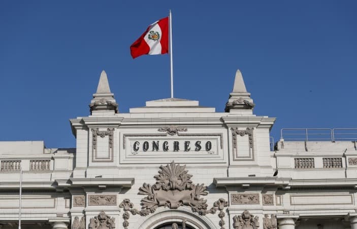Denuncian a 11 congresistas por negociación incompatible