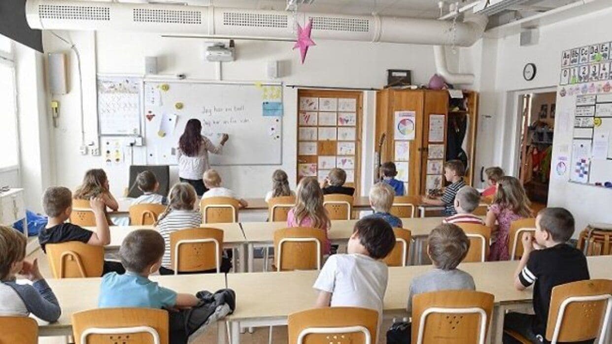 Suecia reduce uso pantallas en aulas y vuelve al papel