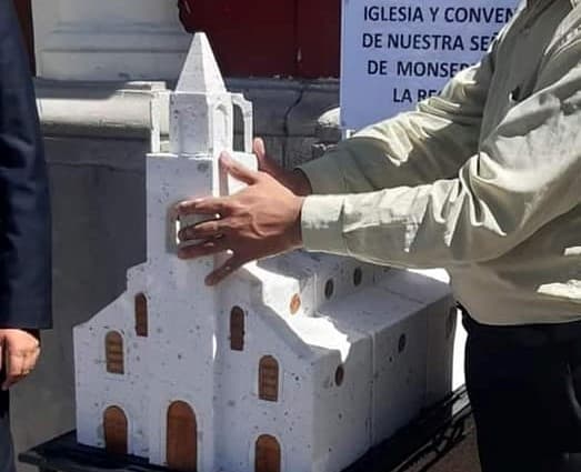 Colocan séptima maqueta tiflológica en La Recoleta
