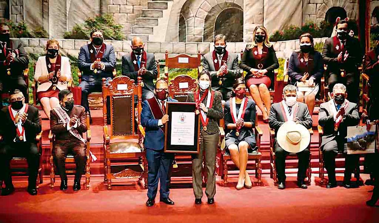 Angustia política en el día de Arequipa