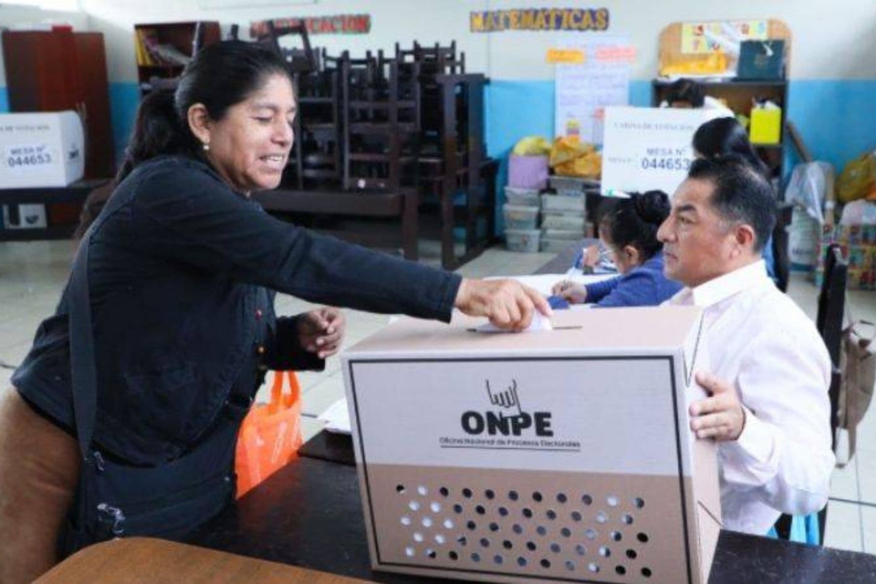 Limeños que no lograron sufragar acudieron a las urnas este lunes