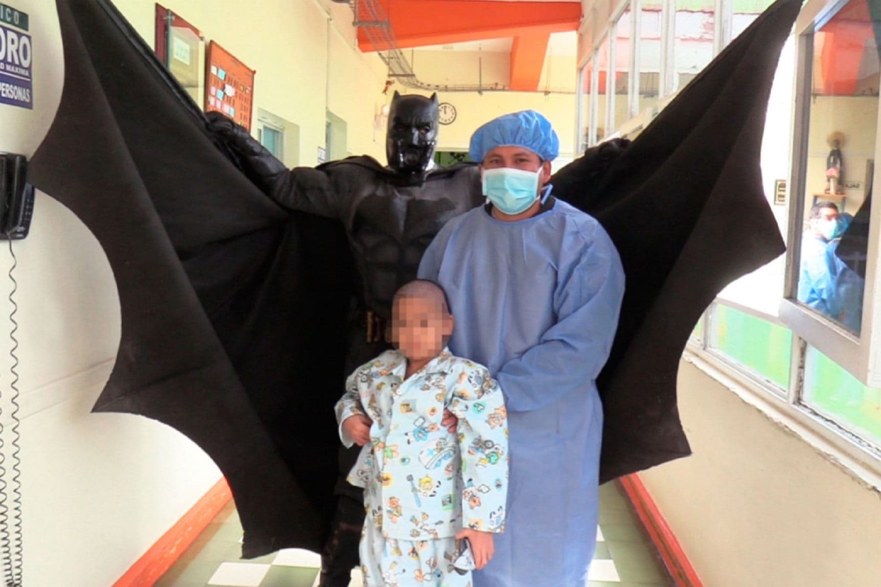 “Batman “ visita a niño que sufrió quemaduras de tercer grado