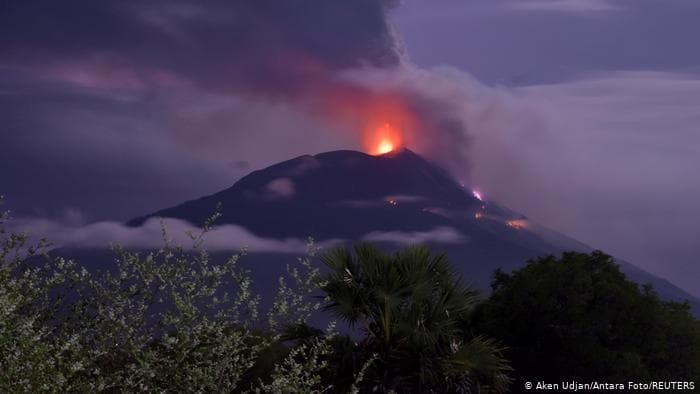 Miles de evacuados tras erupción de volcán