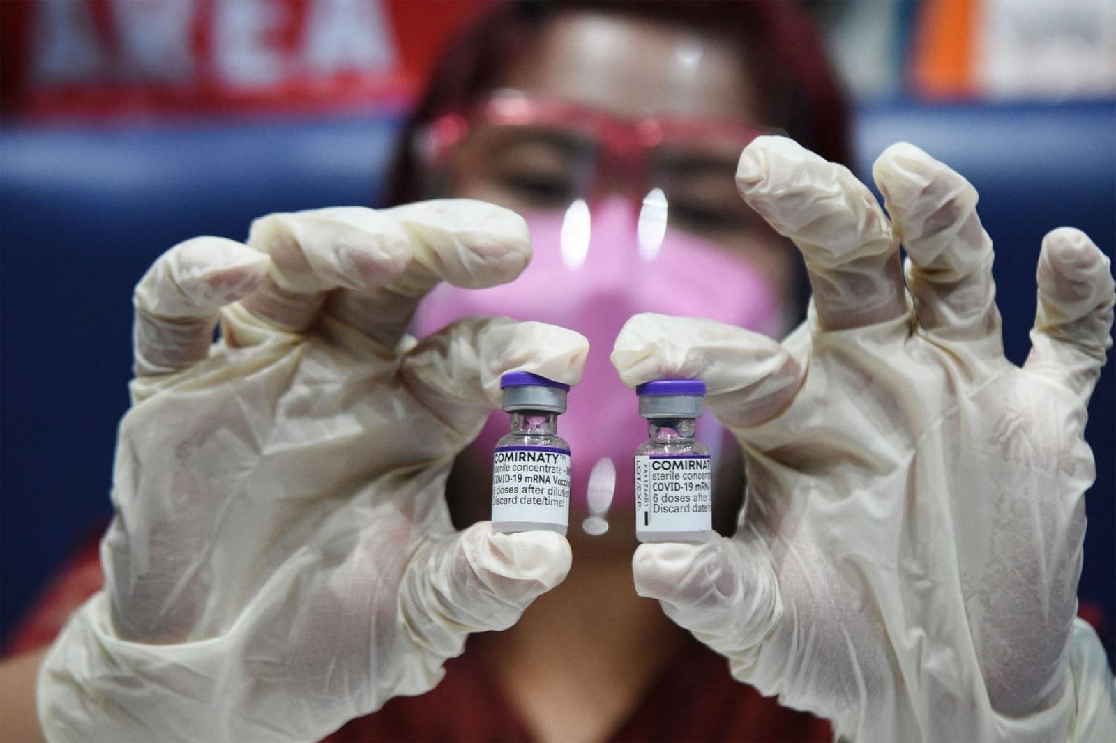 Pfizer es "eficaz" contra variante ómicron tras tres dosis