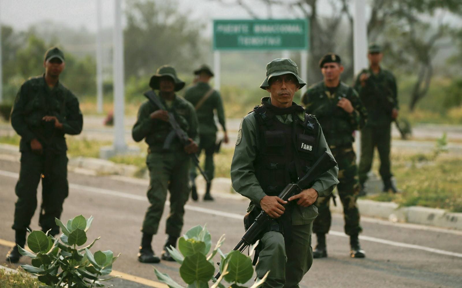 Dos militares muertos tras combates con grupo armado colombiano