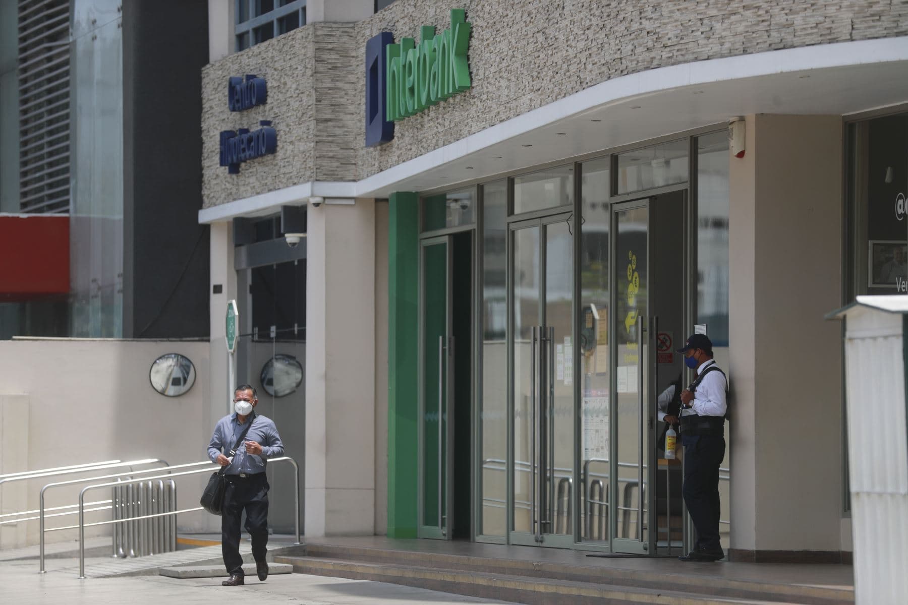 La mitad de la población mayor de 18 años tiene una cuenta bancaria
