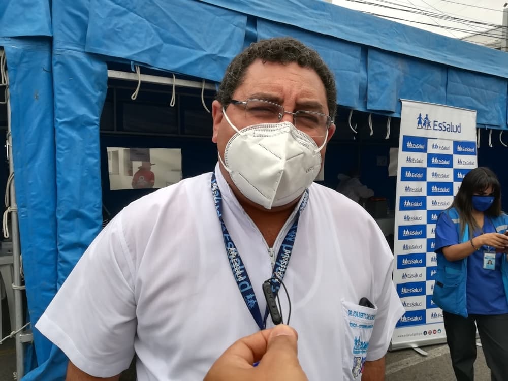 Exgerente de EsSalud también fue vacunado
