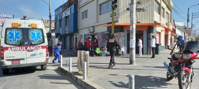 Anciano muere mientras compraba en farmacia