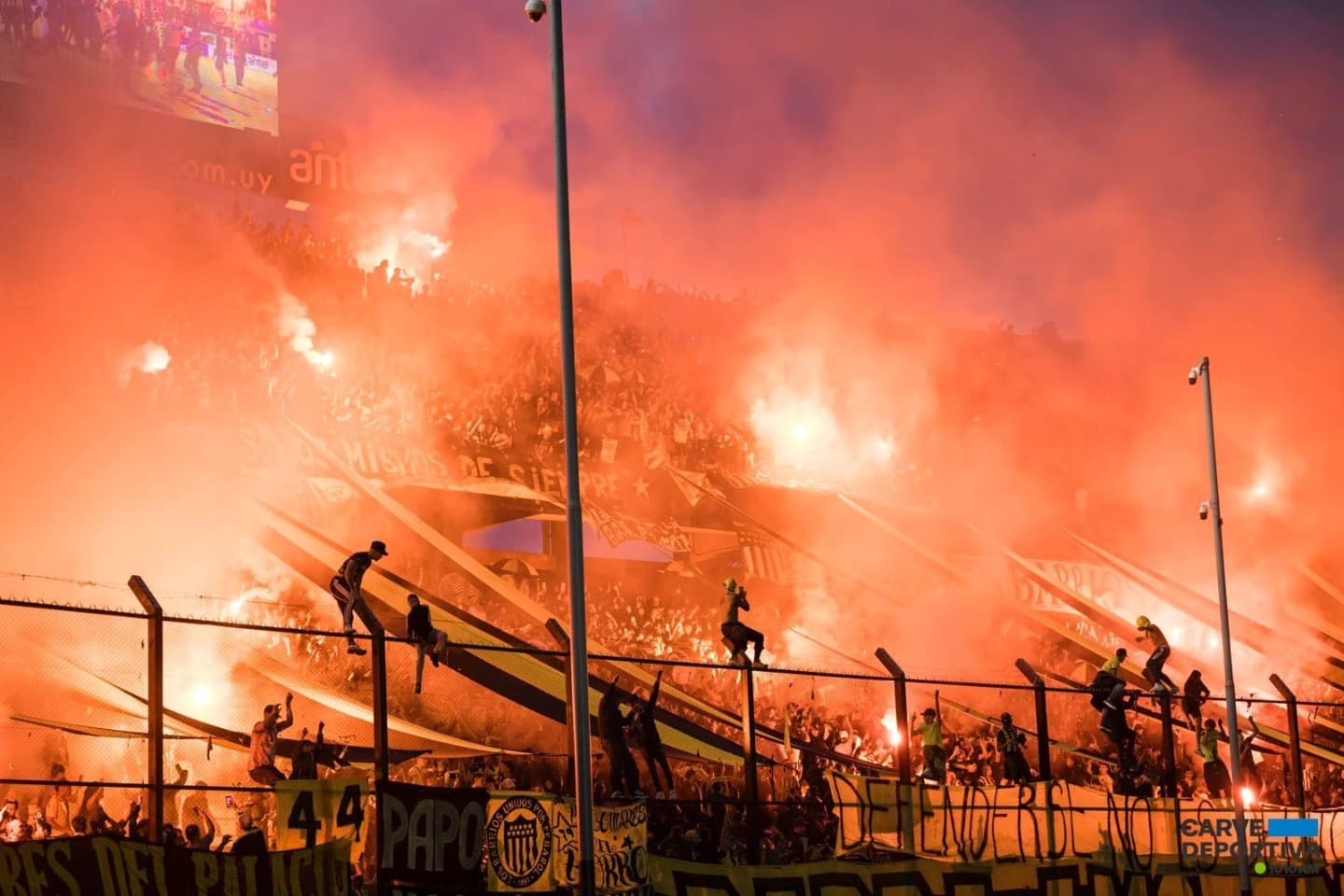 Conmebol sancionó a clubes por recibimientos con pirotecnia