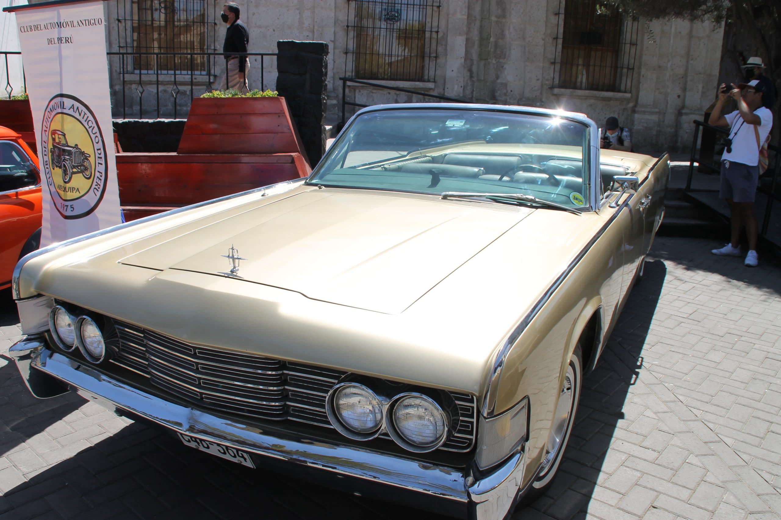 El único Lincoln Continental del Perú en Arequipa