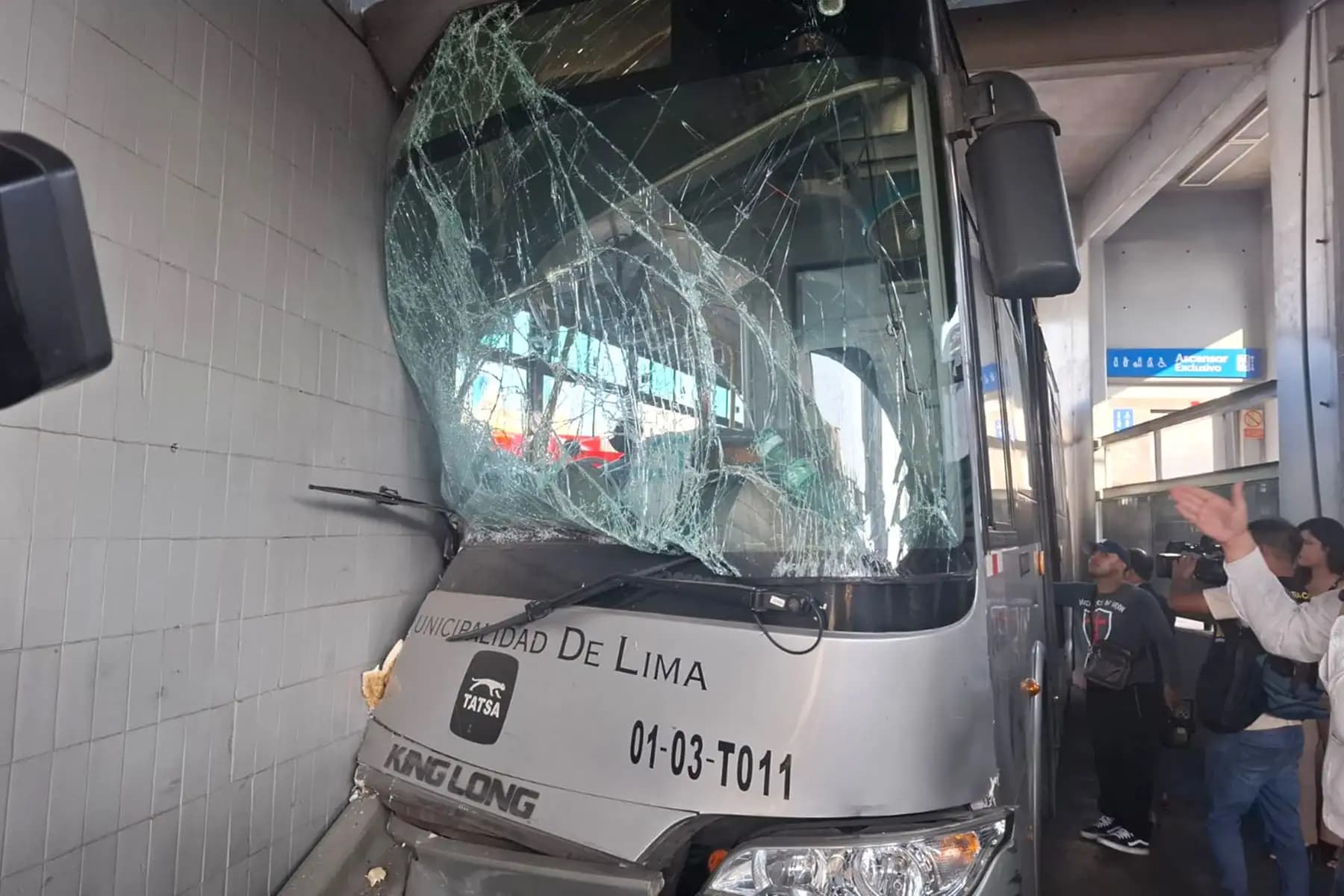 Bus del Metropolitano choca contra pilar y deja 46 heridos