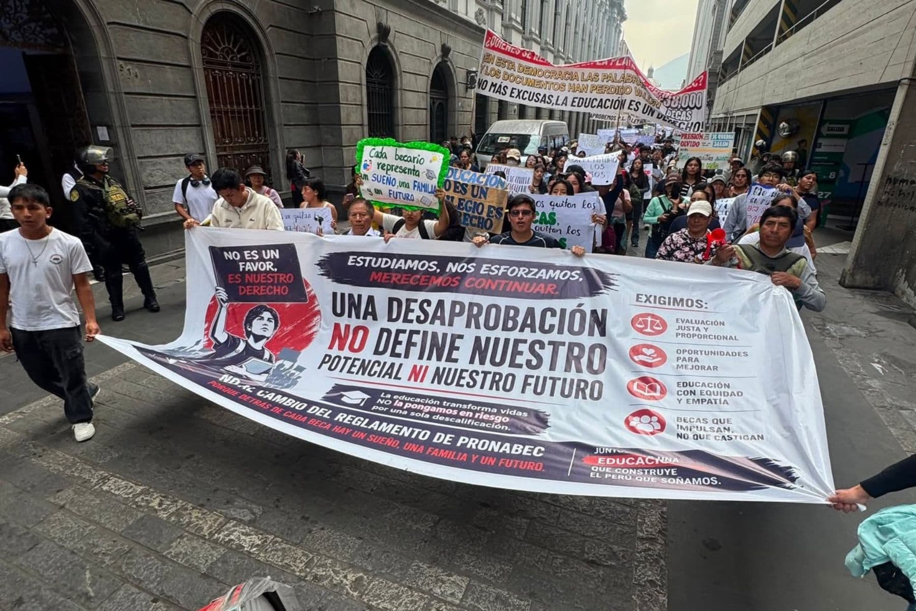 Estudiantes de Beca 18 protestan contra cambios al reglamento