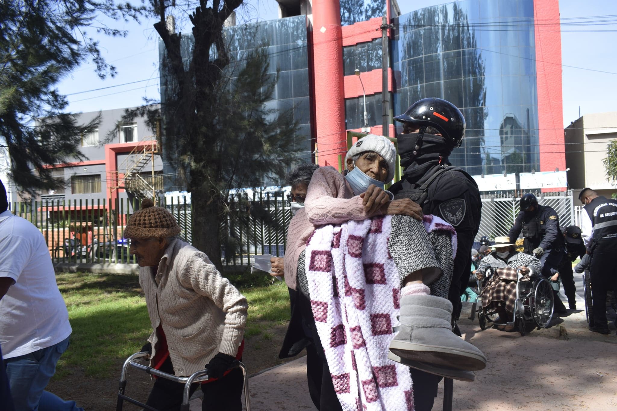 Evacúan albergue de ancianos por incendio