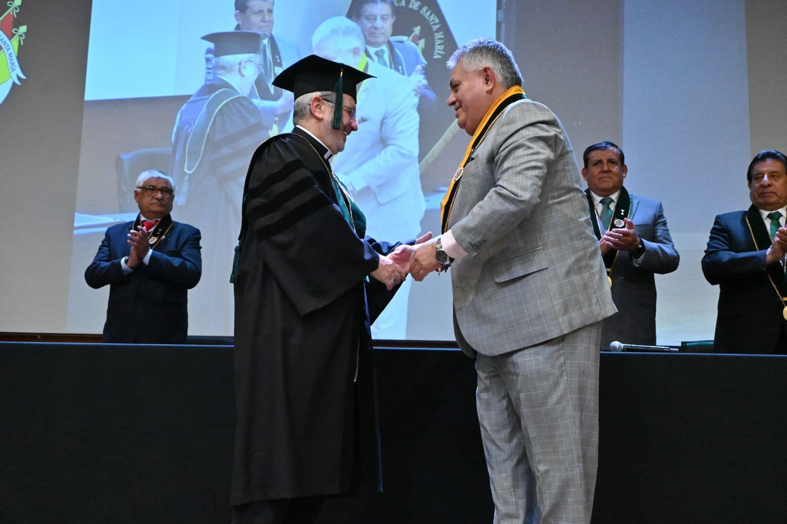 UCSM otorgó Doctor Honoris Causa al monseñor Javier Del Río Alba