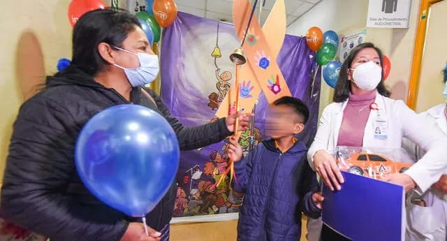 Niño sorprende a su mamá al vencer cáncer