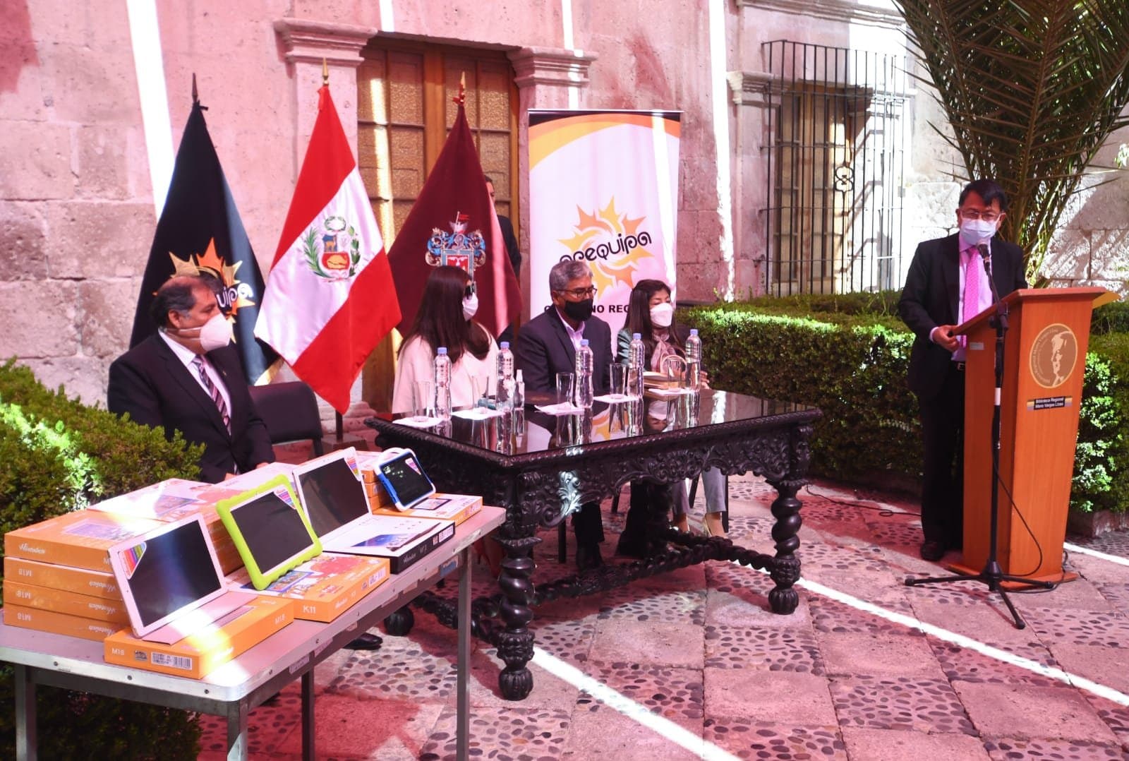 Entregarán casi 300 tablets a escolares de Arequipa