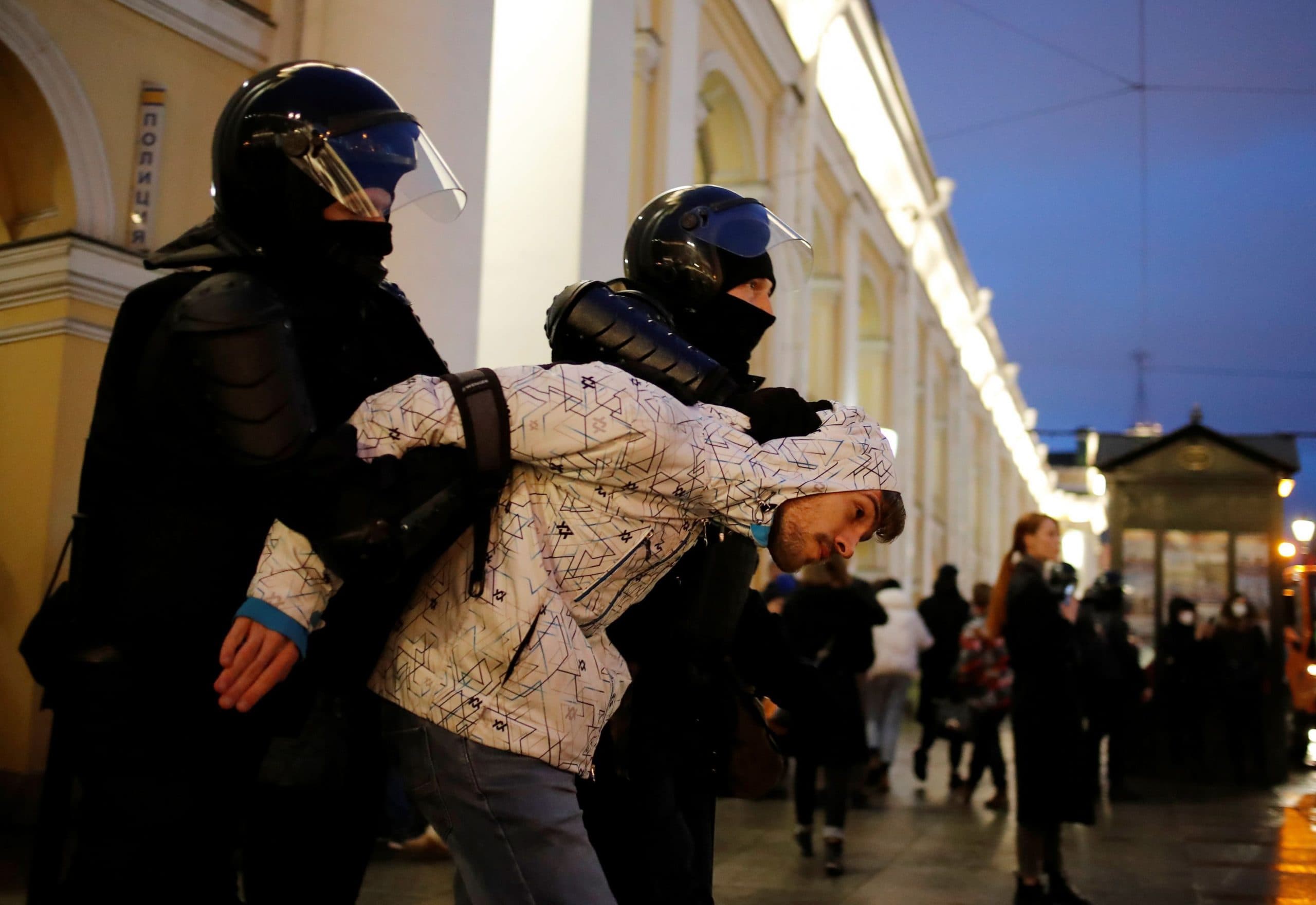 Rusia: arrestan a casi 1800 personas en protestas