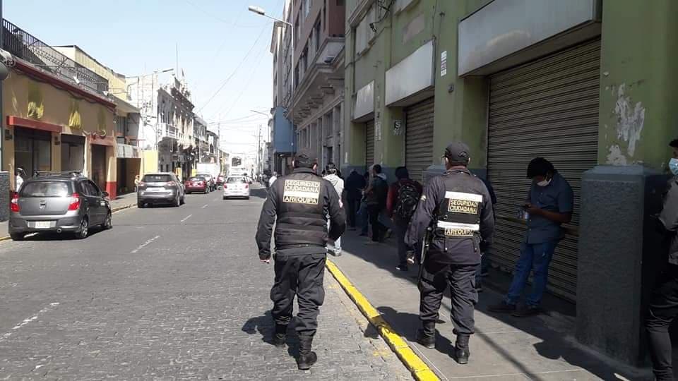Serenos evitan que personas se aglomeren en calles del Cercado