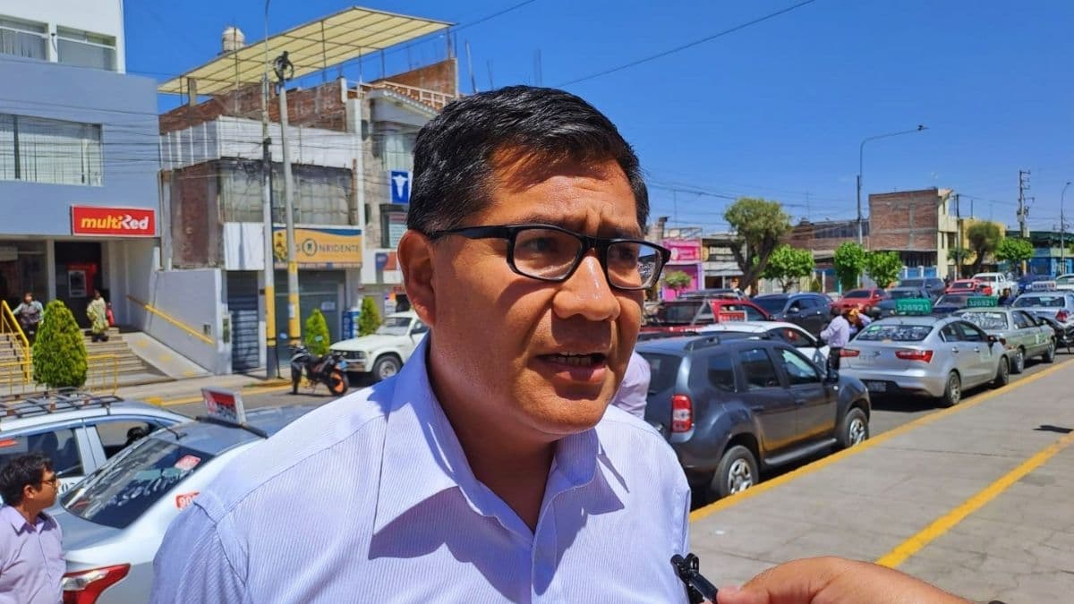 Taxistas formales rechazan plaqueo y anuncian marcha rodante el 15