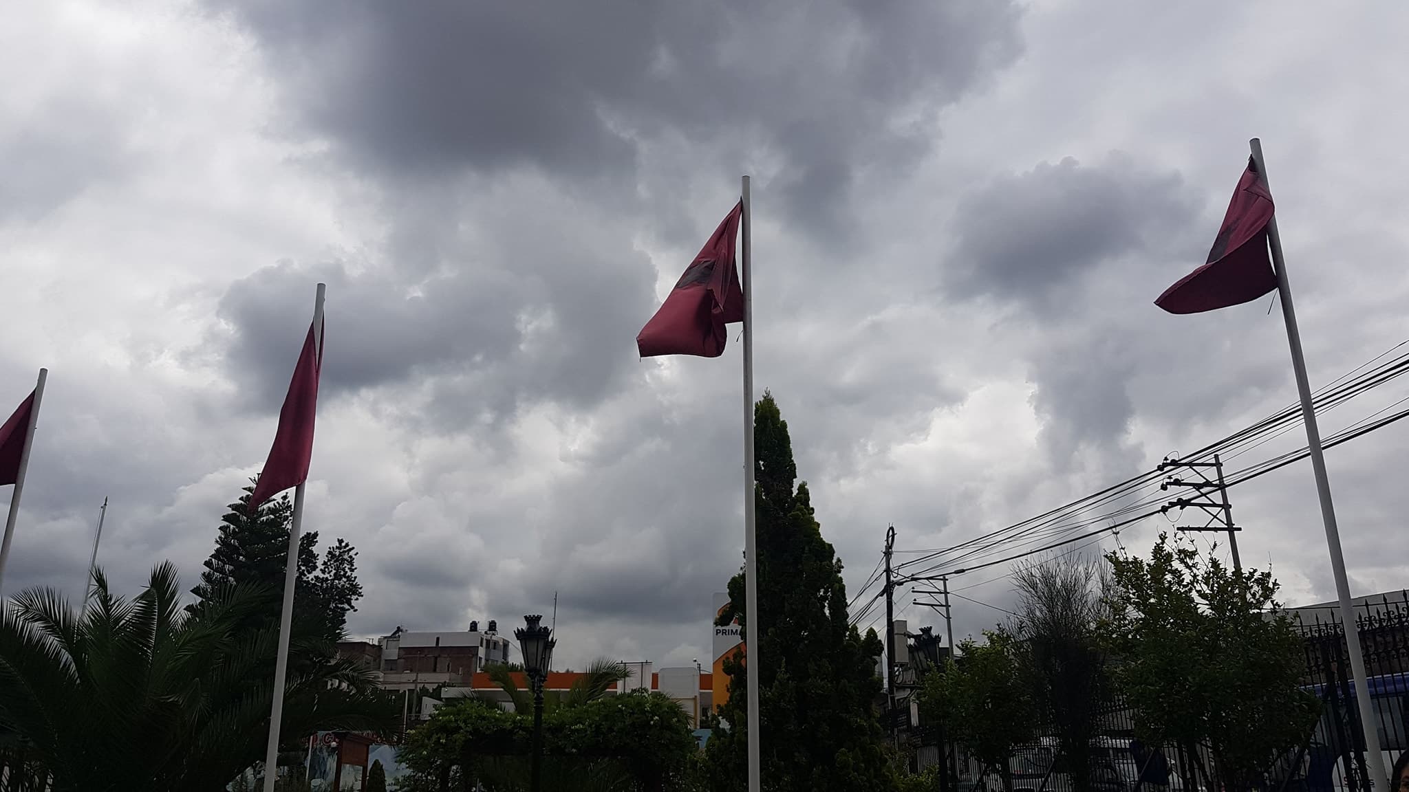LLuvia y vientos sorprendieron a la población de Arequipa